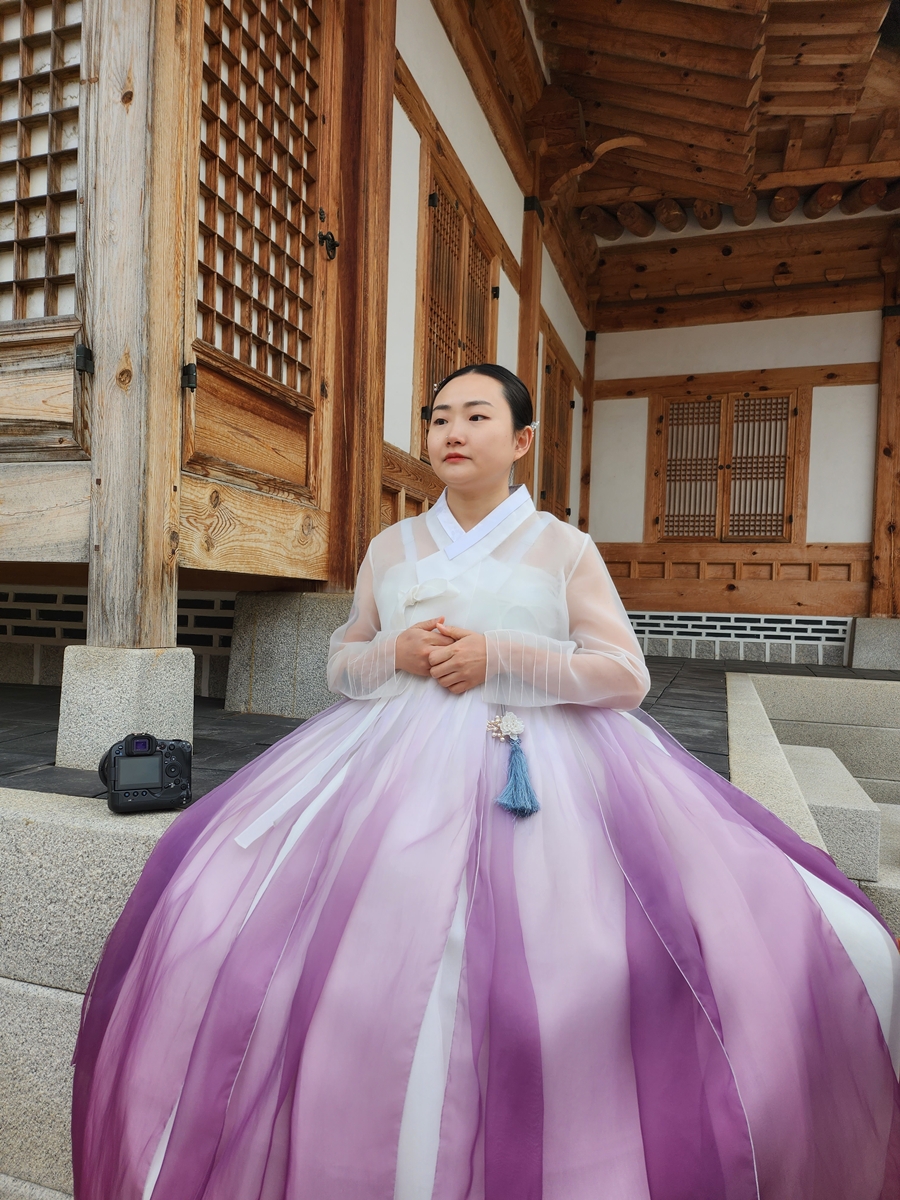 고운 보랏빛 한복을 입은 신부 김연재