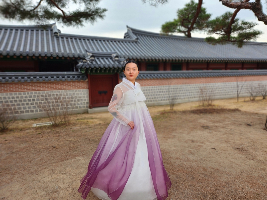 한옥 담장 앞에서 한복을 입은 신부