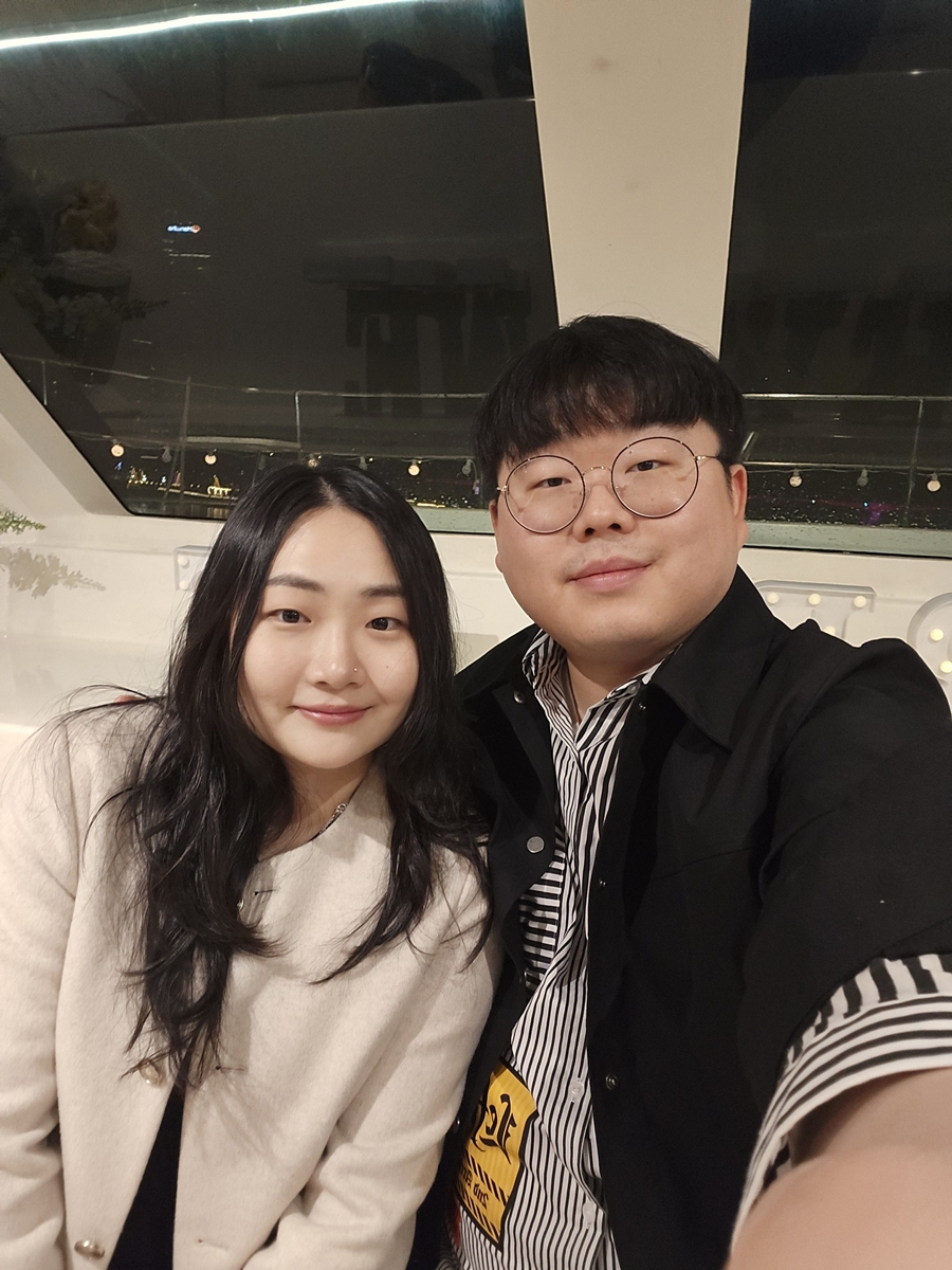 함께 미소 짓는 송성은 김연재 커플