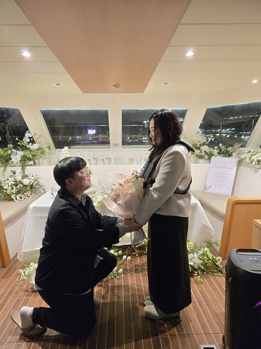꽃다발을 건네며 청혼하는 순간